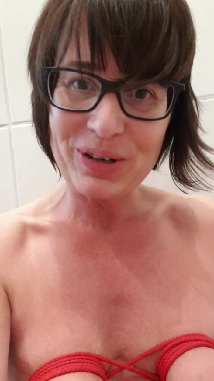 JulieEroticDress: Squirta nella doccia da campeggio italiana