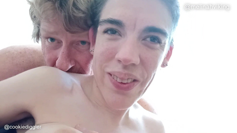 Melinah Viking: Prsa na balkóně