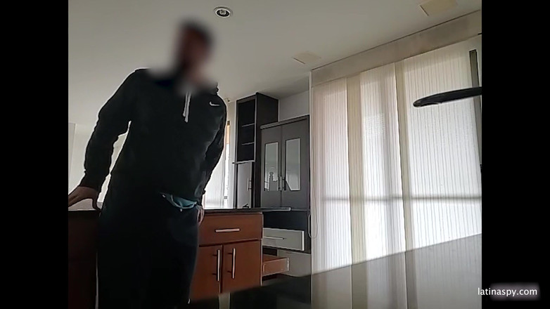 Latinaspy: Služka s velkým zadkem se připravuje na své šukací povinnosti, část 1