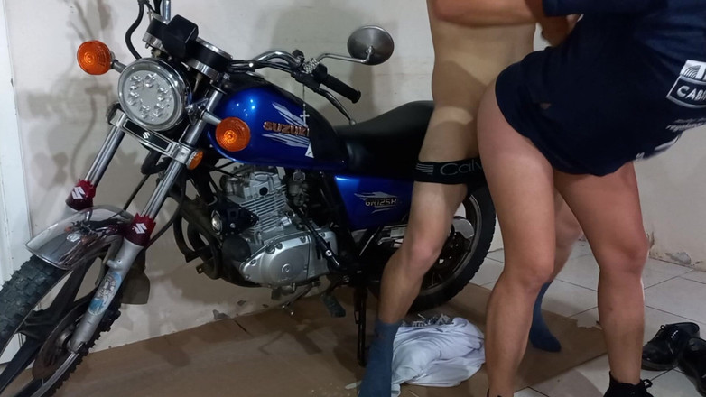 Martin13: 摩托车技师给我上了如何在自行车上做爱的课程，然后站起来做爱。