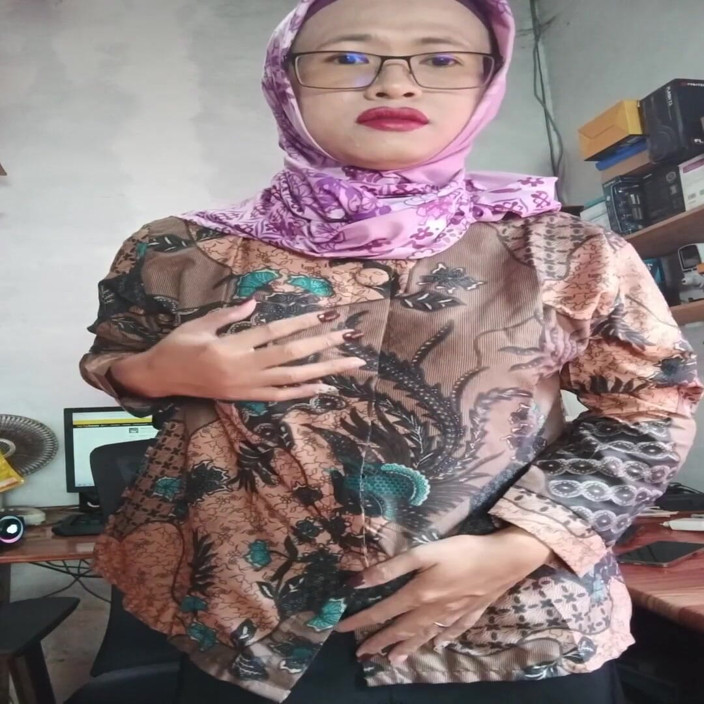 Mitha Zhe: Massive Boobs Hijab Shemale Jerks off Her Dick