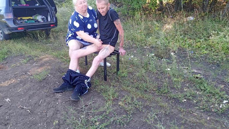 Zona901: Мачуха в парку дрочить мій член, поки я не кінчу
