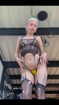 Bikini mini kuning ini mengingatkanku pada musim panas, aku udah kangen banget
