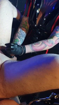 Clinique Games - Je sens sa prostate dans ma tenue en latex