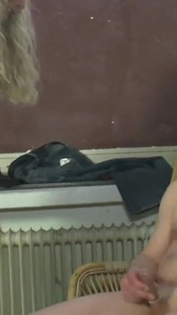 Milf con un grande piercing sul culo scopa, lecca... Sborra in bocca