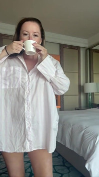 Sophia smith's Steamy Hotel Menggoda - Kemeja Putih, Bikini, dan Ketegangan Basah