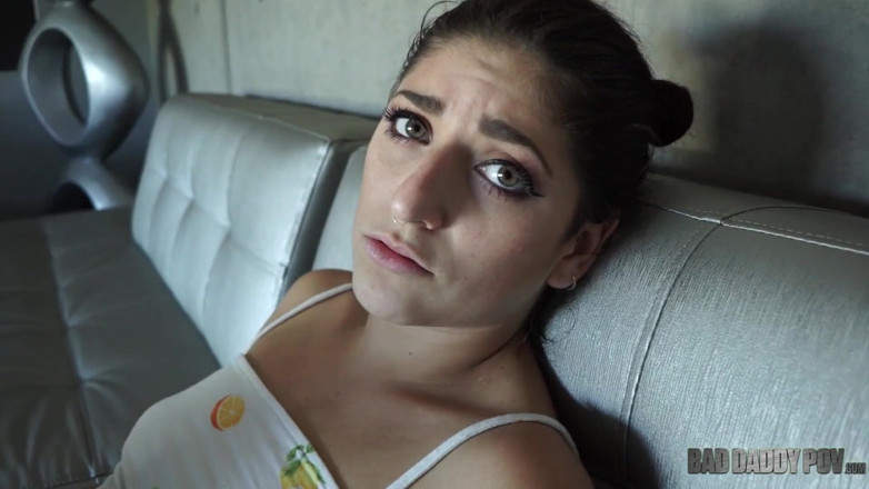 BadStepFamilyPov: Nikki Knightly 1，第一人称视角女孩做爱，但和她讨厌的继父做爱