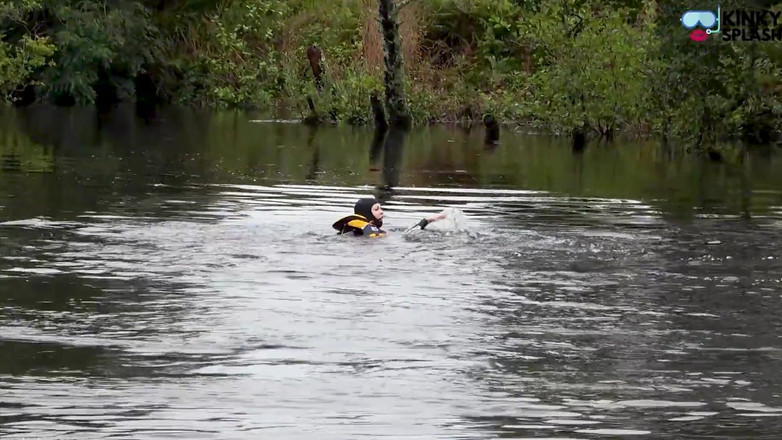 UKCuteGirl: Flytväst &amp;mysig våtdräkt räddar Lucy från flodkatastrof