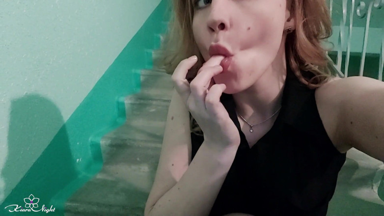 Kiara Night: Minx wichst öffentlich ihre haarige muschi bis zum verrückten orgasmus in...