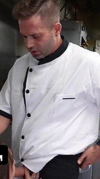 Zierliches häschen Fae nimmt es mit der gesamten Küchenmannschaft in einem wilden restaurant-gangbang auf