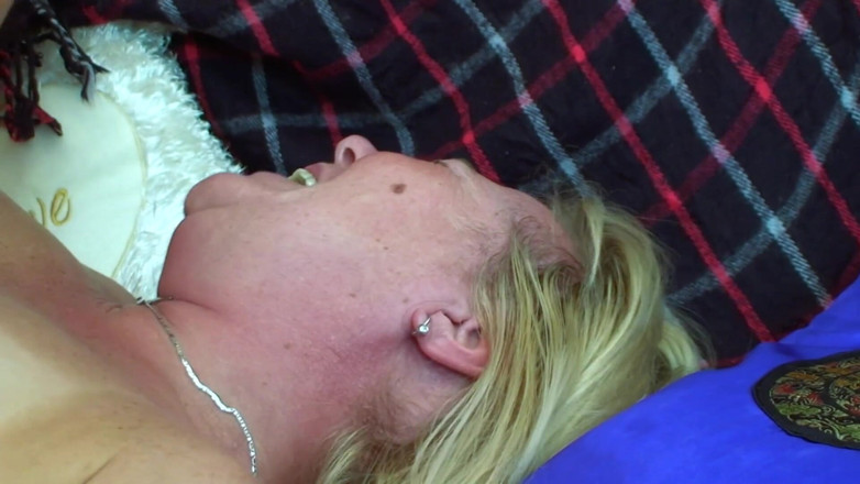 Emma Gold: Une MILF blonde se fait baiser en levrette