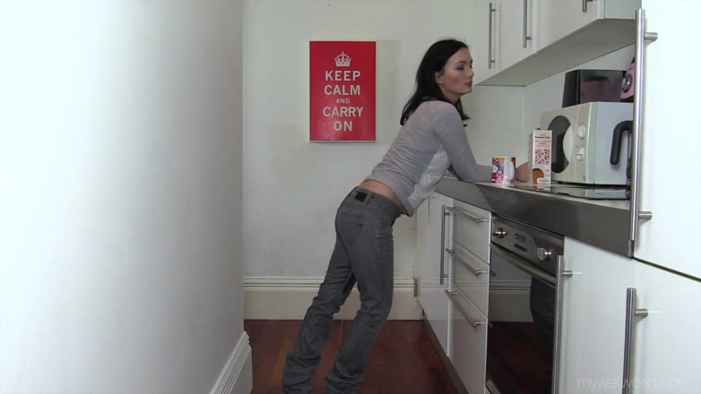 Faye Taylor: Grey jeans in the kitchen