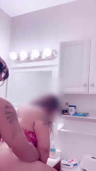 在浴室水槽的顶部给了她一些鸡巴