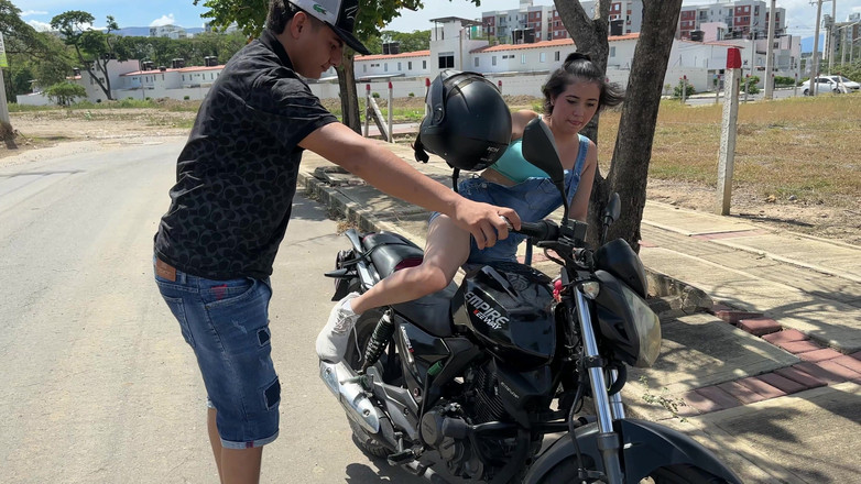 ManuelaAlvarez: Motosikleti mahsur kalmış seksi, büyük götlü bir kız buluyorum, bu...