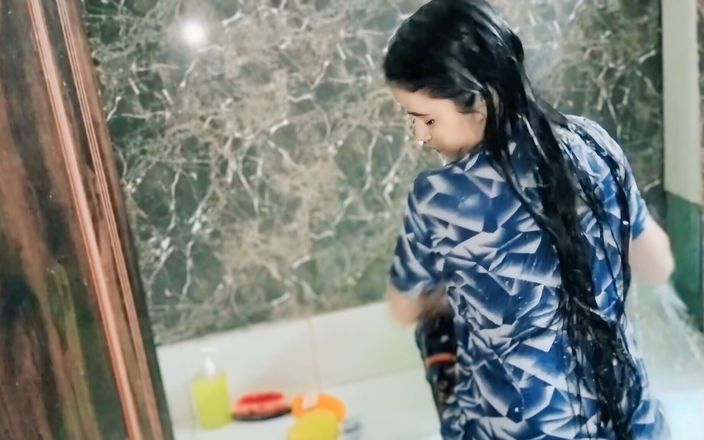 NAASRIN KHAN: Mahasiswi India di kamar mandi mms full hd