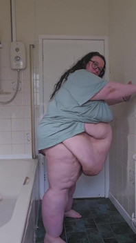 Buikspel in de badkamer met ssbbw-godin
