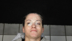 Dirty Dees: Ea s-a întors și fața ei este acoperită de o mulțime de...