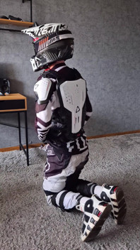발정난 Motocrosser 바이커가 엣지로 몸을 밀어내고, 도와줄 수 없어, 2회 완주