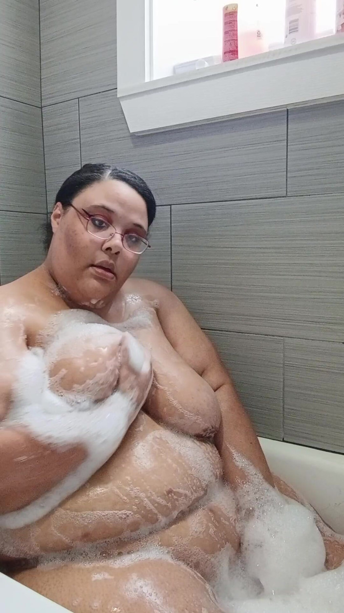 Jessica pigslut: Taking a Nice and Relaxing Bubble Bath!