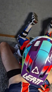 J’ai sucé mon copain doucement en portant son moto gear