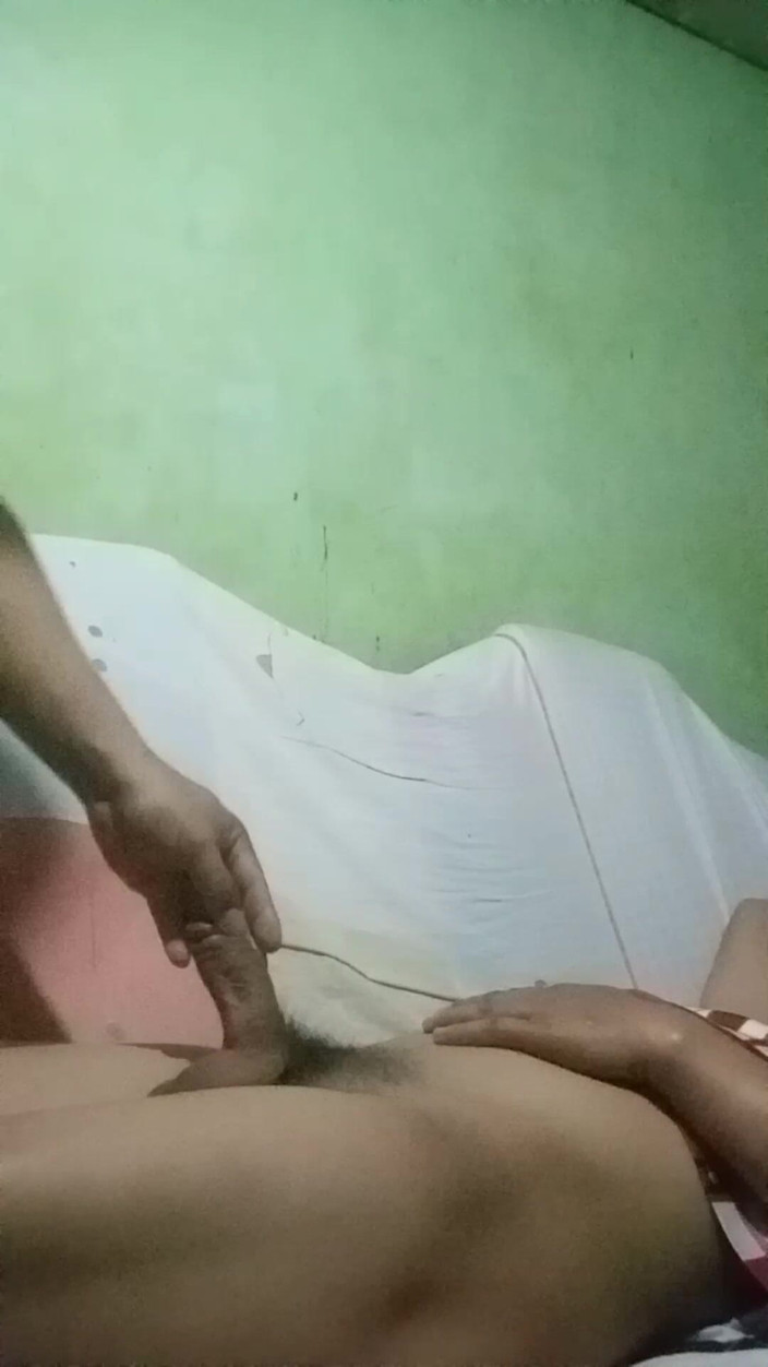 Talahib23: Il pene grasso di un giovane che lavora nella fattoria