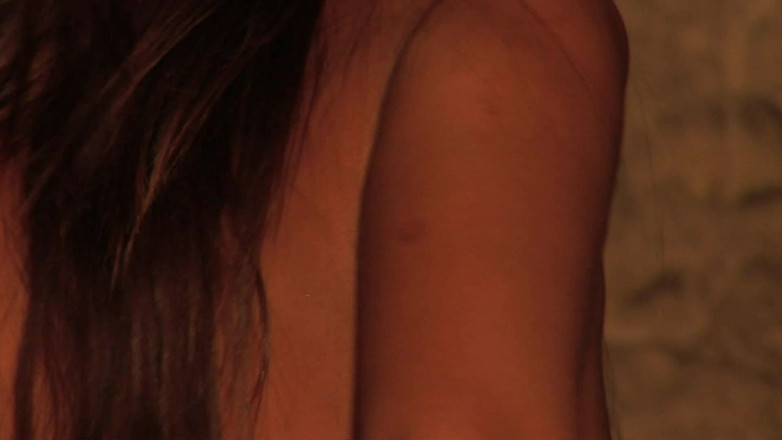 Hot Girlz: 旅行中のカップルは、彼らが角質であるため、洞窟でファックします