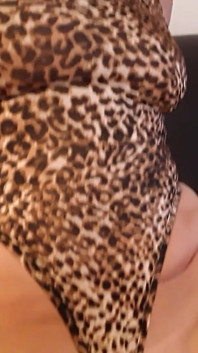 Martina in un lucido corpo leopardato