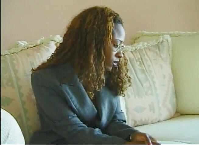 Dark Extreme: Paskudna murzynka dziwka milf bierze białego penisa w seksowną dupę