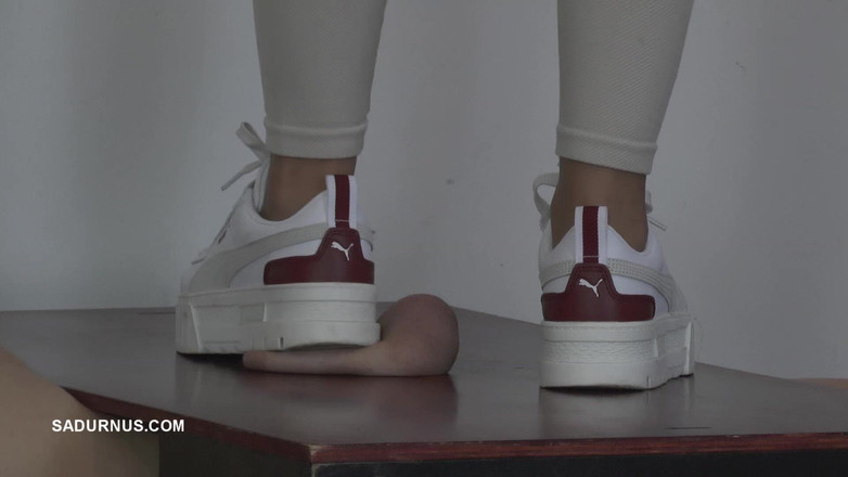 Sadurnus: Pani Natasa właśnie dotyka swojego telefonu