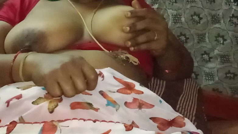 Tamil Anti Uma235: Ma femme écarte sa chatte devant son mari et lui montre à...