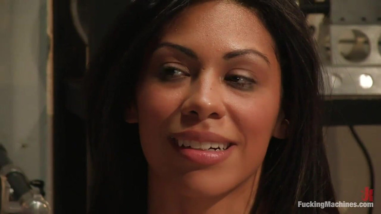 Fucking Machines by Kink: Cassandra cruz đụ một cái máy lõi cứng