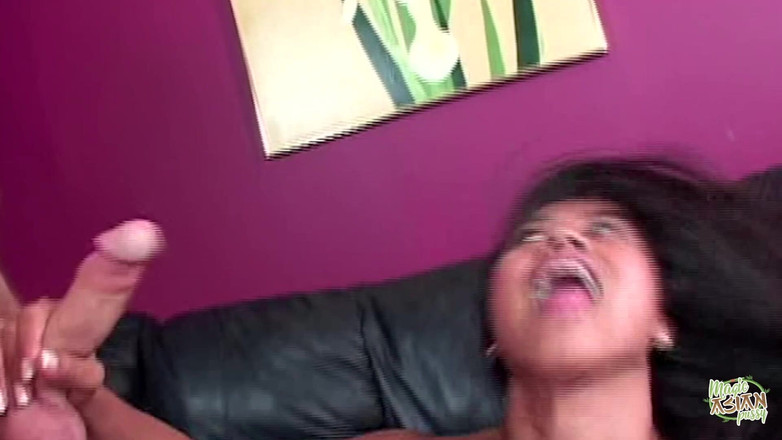 Magic Asian Pussy: Азиатка Vixen умоляет о глубоком долбежке ее грязной пизды по самые яйца