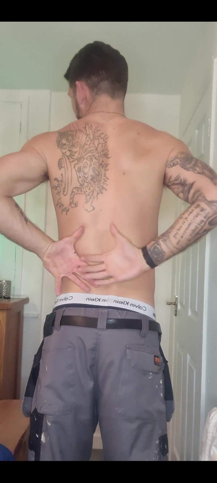 Englishtom20vip: Mírame tomar mi uniforme de trabajo