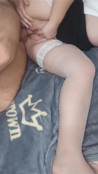 O tipă cu cur mare și-a atins clitorisul cu degetul în timp ce se futea dulce și apoi pizda ei umplută cu spermă