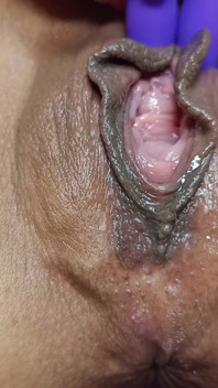 찐 오르가즘을 느끼는 장난감을 클로즈업한 에로 란제리의 아름다운 질의 Ku