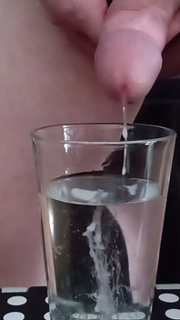 Sborro in un bicchiere di acqua calda