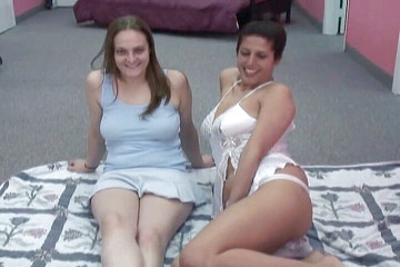 Radical Lesbian: 经典的大胸部淫荡女同性恋者在试镜时双假阳具