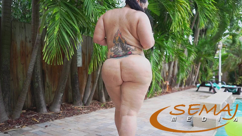 Semaj Media: Semaj Media grandota Betty Bang caminando desnuda junto a la...