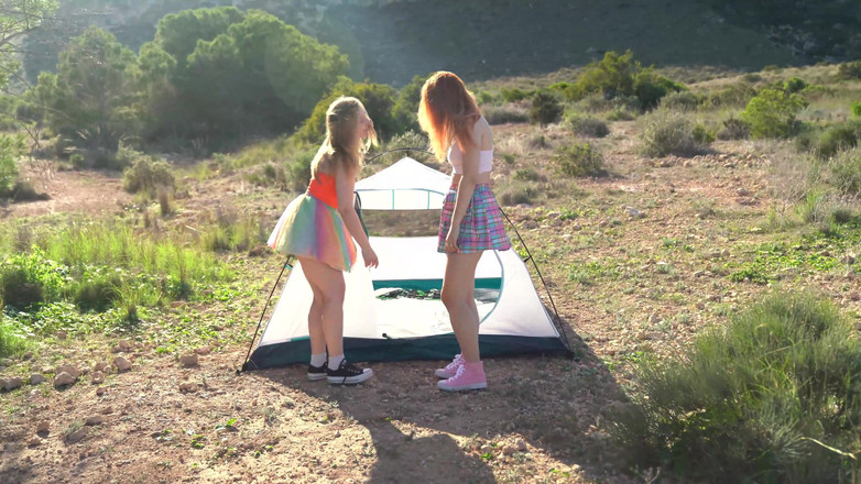 Alice Klay: Lanet badminton. Maç sonrası için iki kız doğada soyundu