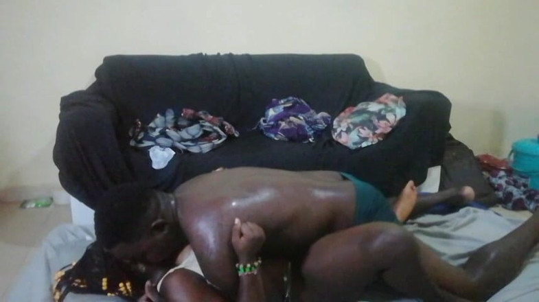 Pornsexlive: Indiancă desi futută de un vizitator misionar african