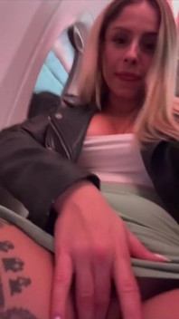 Offentlig Flygplan Onani - Leker Med Mina Bröst Och Kommer Hårt