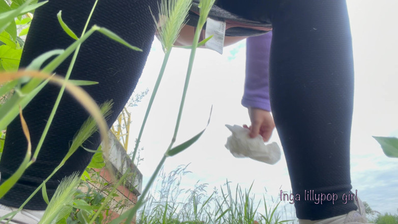Inga lillypop girl: Pee Outdoors Kompilation