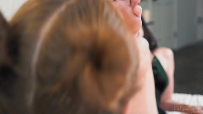 Girlsway: Girlsway - セックス主権サイアの古代の女神は、彼女の狂信者スカイラー雪の1つをファック