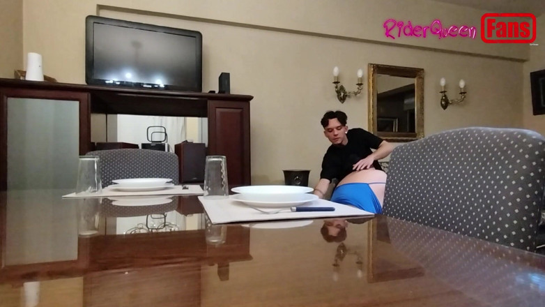 Riderqueen: 팬을 위한 동영상: 나를 유혹하기 위해 테이블에 오는 배다른 아들