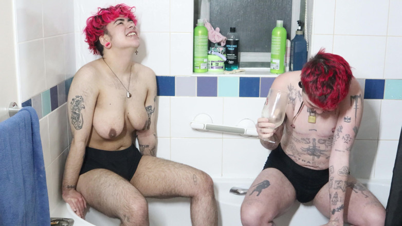 punkgoblin: Ragazzi trans bagnati: T4t piscio in bagno