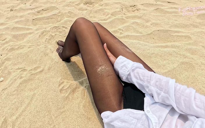 Shiny teens: 893 Black Travestito con le calze sulla sabbia
