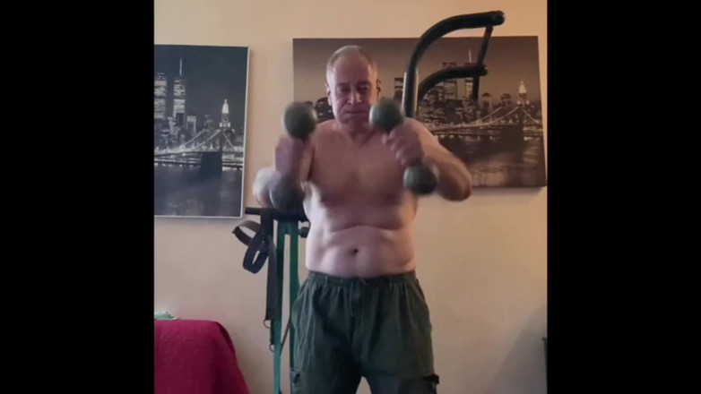 Alex Art: Starker Mann masturbiert nach dem Training