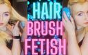 Monica Nylon: Fetiche con cepillo de pelo