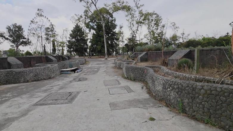Sado Hentai: (censurato/tagliato - No People Around) Adoro camminare in pubblico con lo...