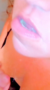 Sexy MILF dostane obrovskou nálož, když jí v koupelně položí svého ptáka na obličej
